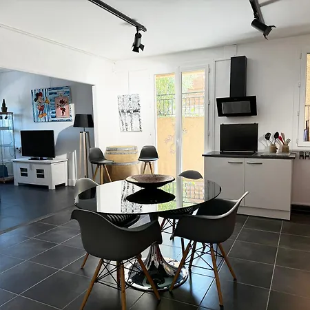 Holiday home Dormez Chez Artiste Peintre *